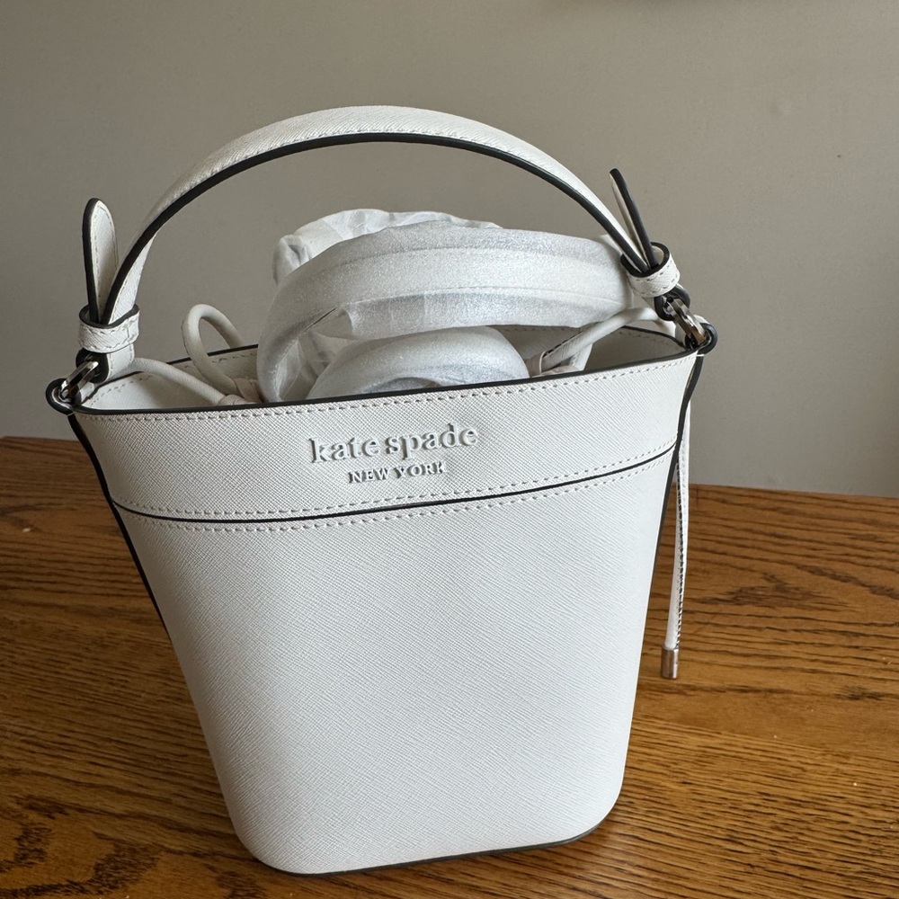 Kate Spade White Leather Shoulder Bag with Minimalist Design